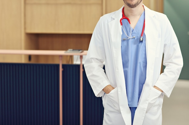 Foto sección media del médico en uniforme en el hospital