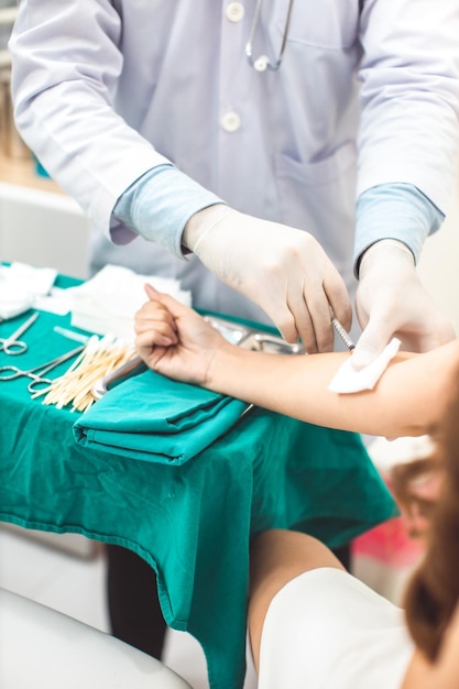 Sección media de un médico vacunando a una mujer
