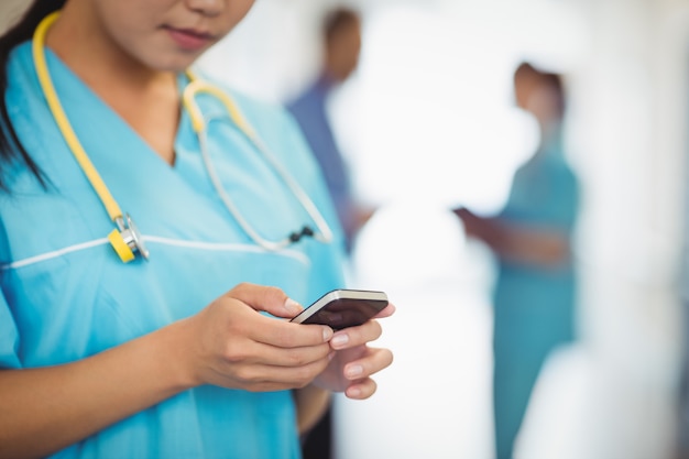 Sección media de mensajes de texto de enfermeras en teléfonos móviles