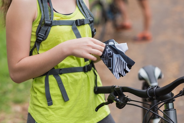 Sección media de motociclista femenina con guantes