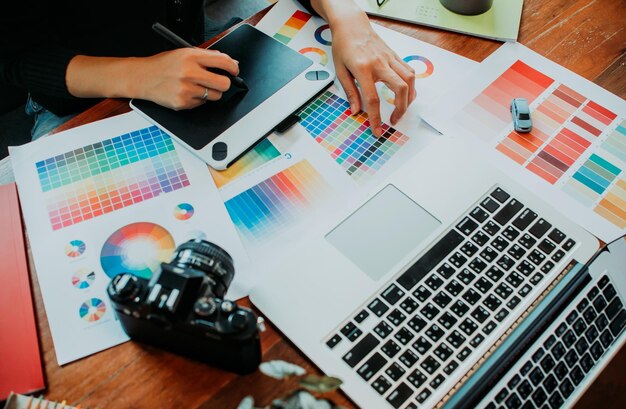 Foto sección media de una mujer analizando una muestra de color en la oficina