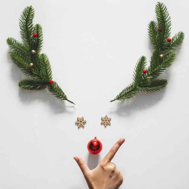 Sección media de una mujer con un árbol de Navidad