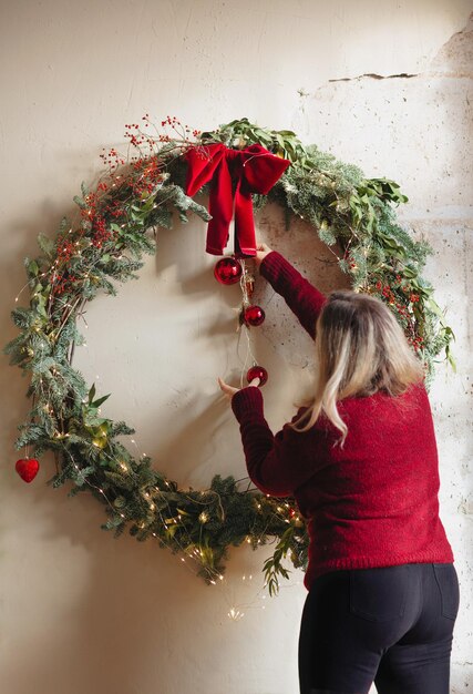 Foto sección media de una mujer con un árbol de navidad