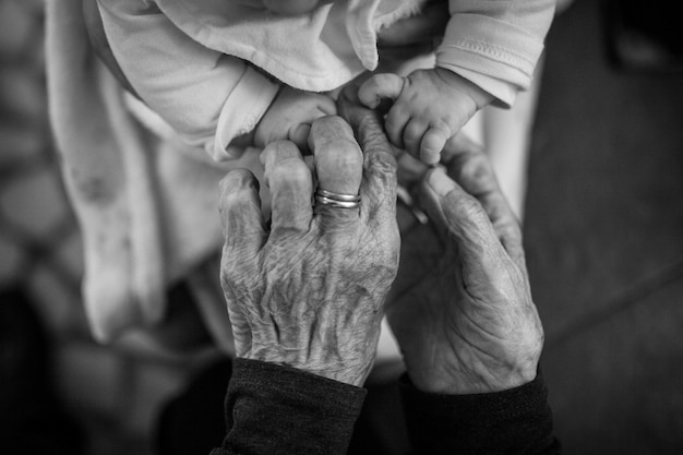 Sección media de una mujer con un bebé y una abuela