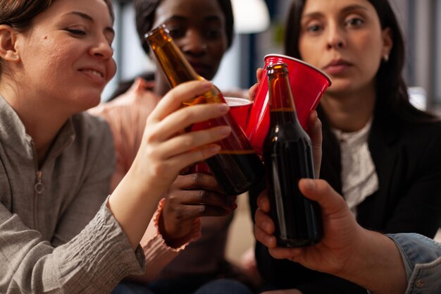 Foto sección media de una mujer bebiendo un vaso