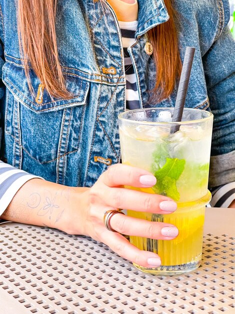 Foto sección media de una mujer bebiendo un vaso