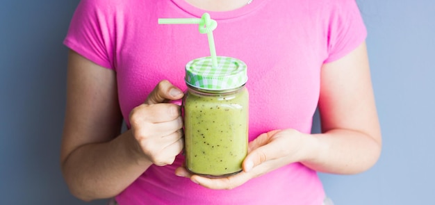 Foto sección media de una mujer bebiendo un vaso