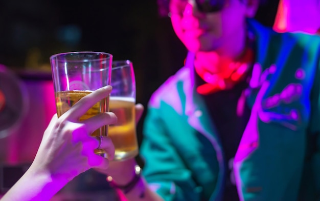 Sección media de una mujer bebiendo un vaso