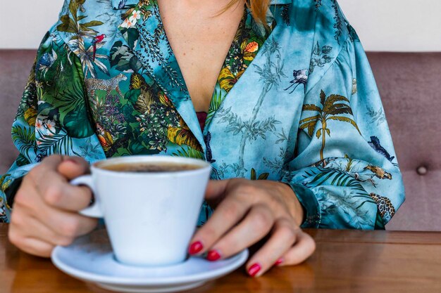 Sección media de una mujer con café