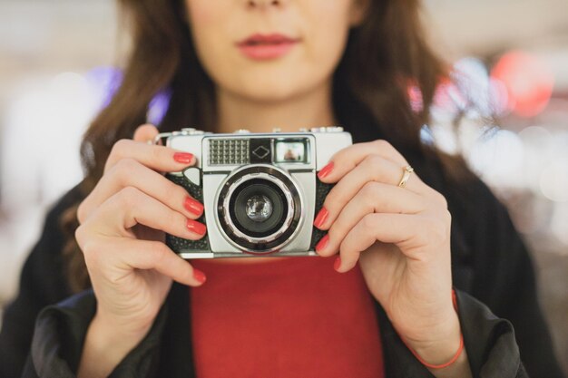 Foto sección media de una mujer con una cámara
