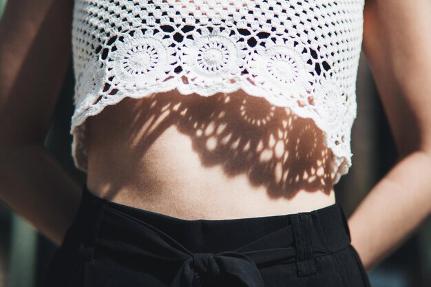 Foto sección media de una mujer con una camiseta recortada