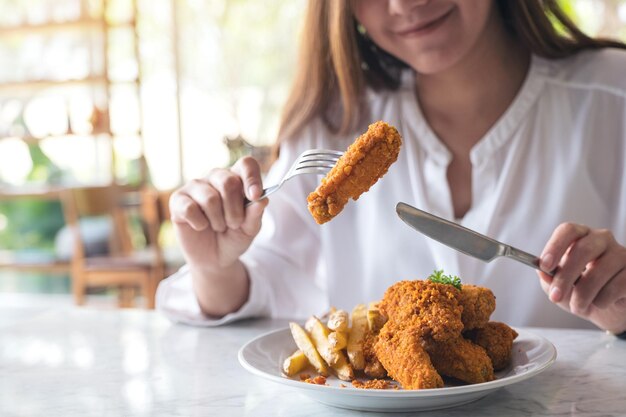 Sección media de una mujer con comida en la mesa