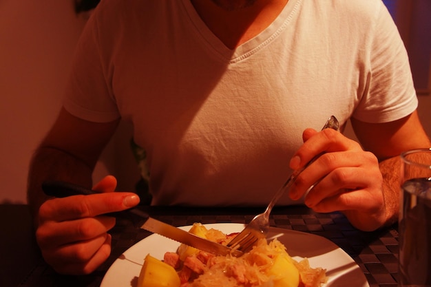 Foto sección media de una mujer con comida en la mesa