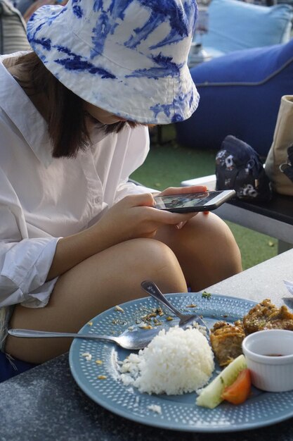 Sección media de una mujer comiendo comida