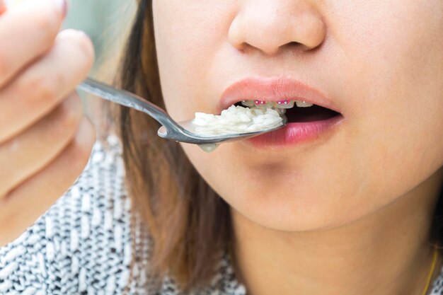 Foto sección media de una mujer comiendo helado