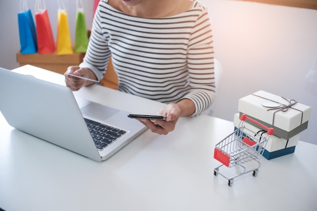 Sección media de la mujer comprando en línea en casa