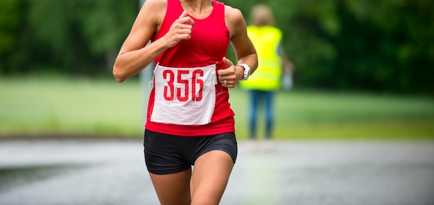 Foto sección media de una mujer corriendo