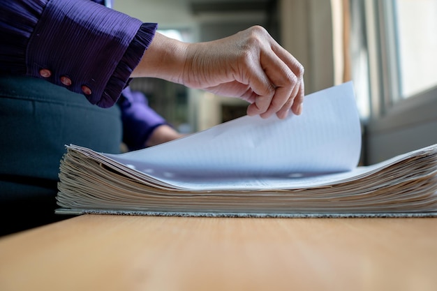 Foto sección media de una mujer con un documento en la oficina