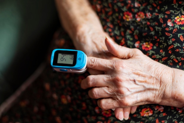 Sección media de una mujer de edad avanzada con equipo médico a mano