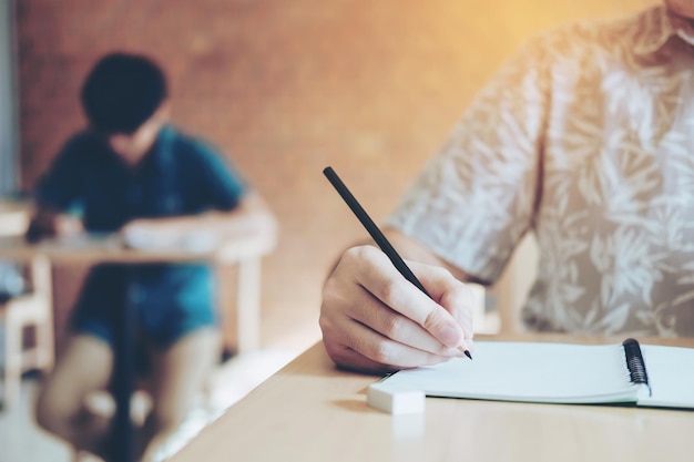 Sección media de una mujer escribiendo en un libro