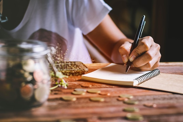 Foto sección media de una mujer escribiendo en un libro