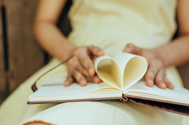 Sección media de una mujer con forma de corazón en un libro