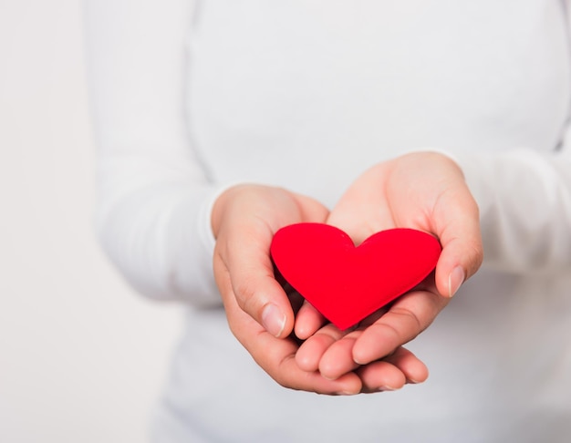 Sección media de una mujer con forma de corazón rojo