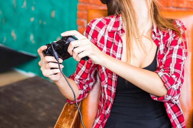 Sección media de una mujer fotografiando con teléfono móvil