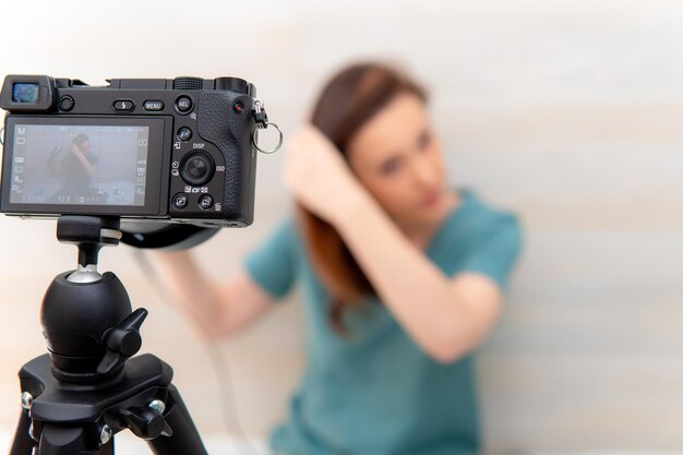 Foto sección media de una mujer fotografiando