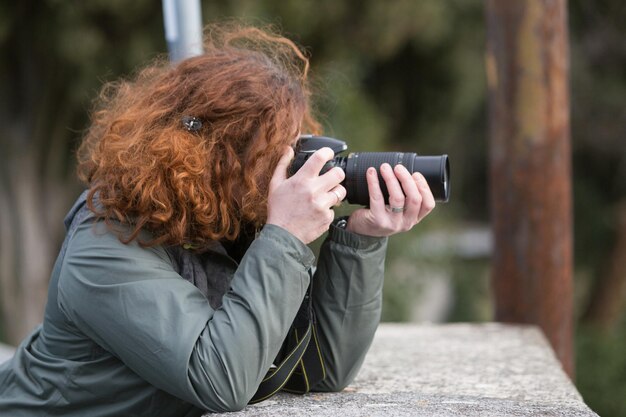 Sección media de una mujer fotografiando