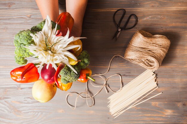 Foto sección media de una mujer con frutas en la mesa