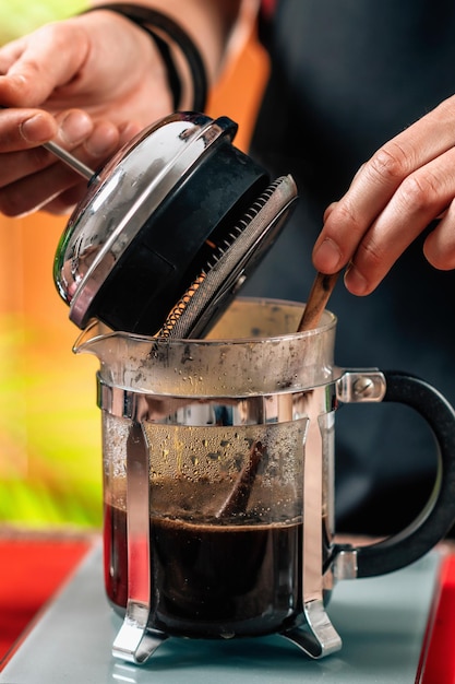 Foto sección media de una mujer haciendo café en una cafetería