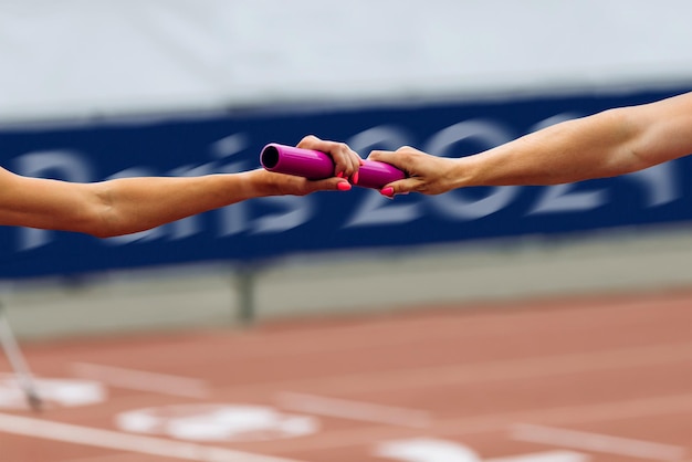 Foto sección media de una mujer haciendo ejercicio en la cancha