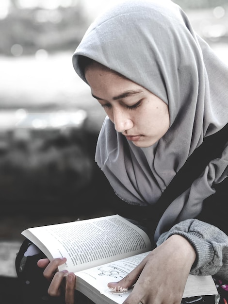 Foto sección media de una mujer joven leyendo un libro