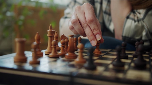 Sección media de una mujer jugando al ajedrez