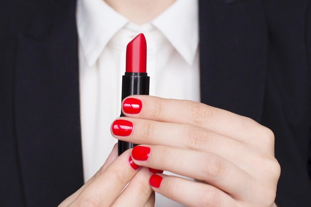 Sección media de una mujer con lápiz labial