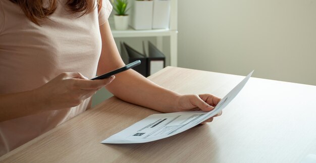 Foto sección media de una mujer leyendo un libro en la mesa