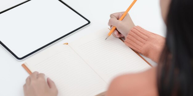 Sección media de una mujer leyendo un libro