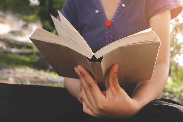 Foto sección media de una mujer leyendo un libro