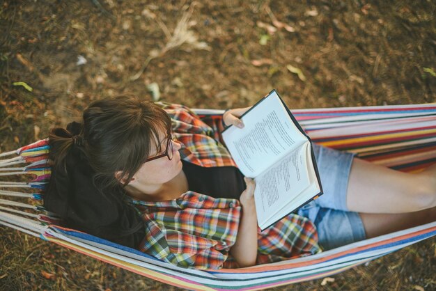 Foto sección media de una mujer leyendo un libro