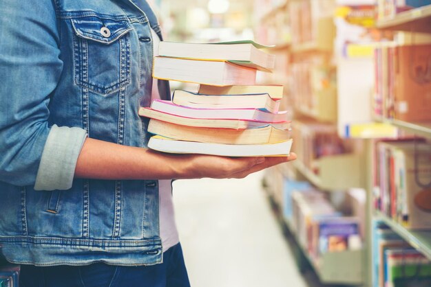 Sección media de una mujer leyendo un libro