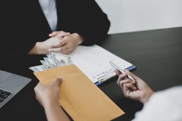 Sección media de una mujer con las manos en la mesa