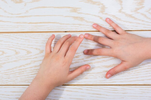 Foto sección media de una mujer con las manos en la mesa