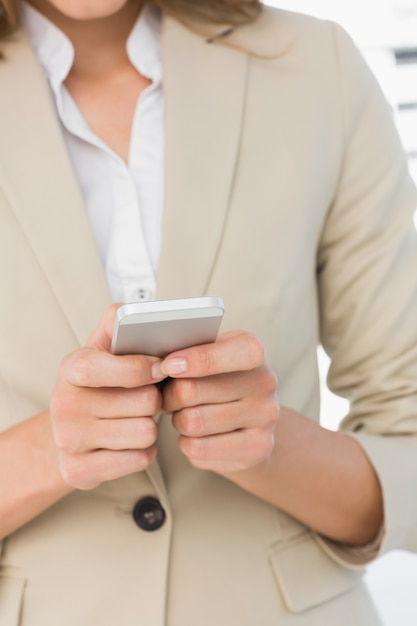 Foto sección media de una mujer de mensajes de texto