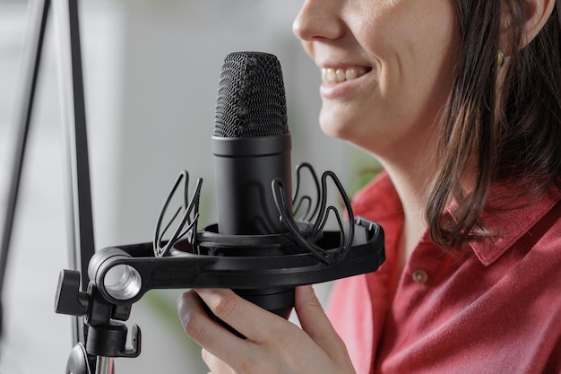 Foto sección media de una mujer con un micrófono
