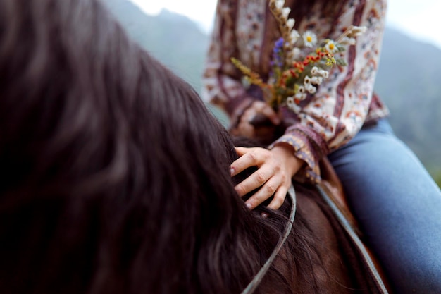 Foto sección media de una mujer montando a caballo