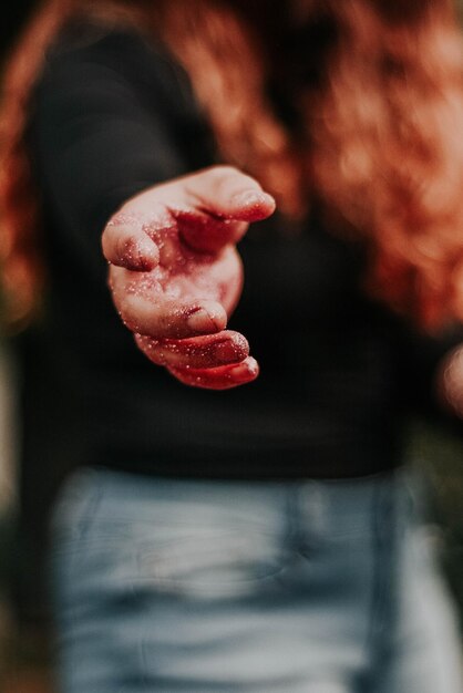 Foto sección media de la mujer mostrando la mano desordenada