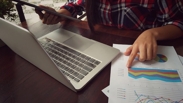 Foto sección media de una mujer de negocios analizando datos en el escritorio de la oficina