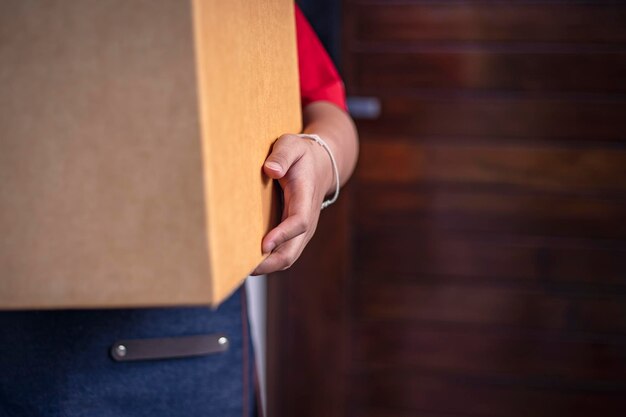 Foto sección media de una mujer de negocios empaquetando cajas en casa