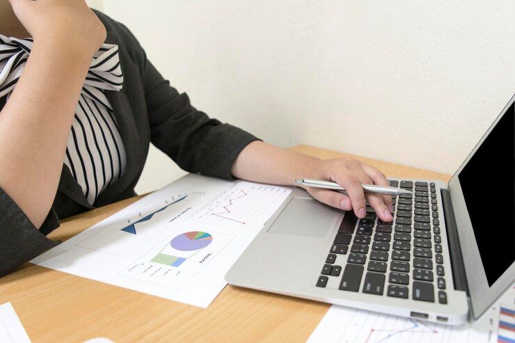 Foto sección media de una mujer de negocios trabajando en un escritorio en la oficina